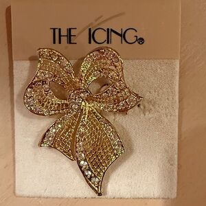 The Icing Sparkling Gold Bow pin